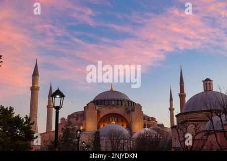 L'origine islamique. Mosquée Ayasofya ou Sainte-Sophie le matin avec des nuages orange ou roses au lever du soleil. Photo de concept de Ramadan. Banque D'Images