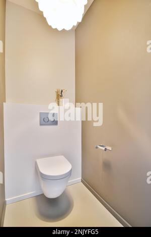 WC mural blanc petite salle de bains avec mur blanc et beige à la maison Banque D'Images