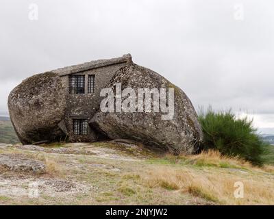 Maison Boulder ou Casa do Penedo, une maison construite entre d'énormes rochers au sommet d'une montagne à Fafe, Portugal. Considéré comme l'une des maisons les plus étranges. Banque D'Images