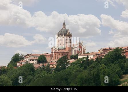 Belle vue de l'église Chiesa di San Giovanni Battista sur la colline de la ville Fontanile, Asti, Italie Banque D'Images