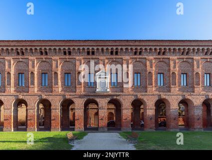 Belle façade en briques rouges avec colonnes et arches de la Galleria degli Antichi dans la ville de Sabbioneta. Lombardie, Italie Banque D'Images