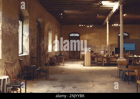 beaucoup de chaises, de tables et de stand d'exposition sont arrangeant dans le bâtiment ancien abandonné pour le tournage Banque D'Images