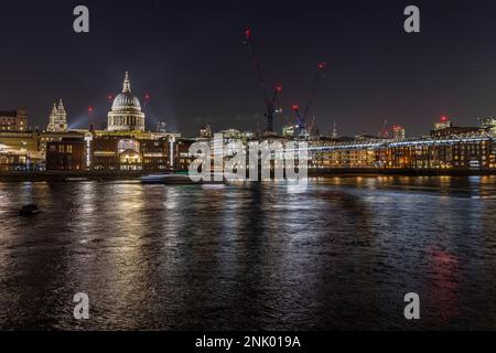 La Tamise, la cathédrale Saint-Paul, la ville et le pont du millénaire la nuit, Londres, Angleterre, Royaume-Uni Banque D'Images