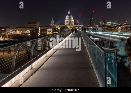 Le Millennium Bridge, la cathédrale St Paul, la ville, la Tamise la nuit, Londres, Angleterre, Royaume-Uni Banque D'Images