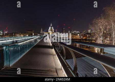 Le Millennium Bridge, la cathédrale St Paul, la ville, la Tamise la nuit, Londres, Angleterre, Royaume-Uni Banque D'Images