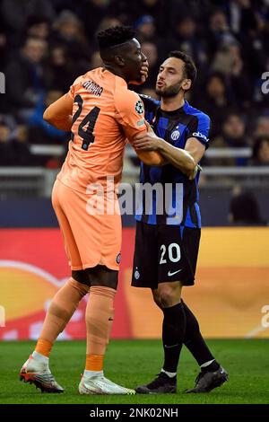 Andre Onana du FC Internazionale affirme avec son équipe Edin Dzeko (non représenté) que Hakan Calhanoglu tente du calmer pendant les champions Lea Banque D'Images