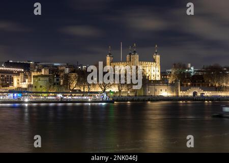 La Tamise et la Tour de Londres la nuit, Londres, Angleterre, Royaume-Uni Banque D'Images