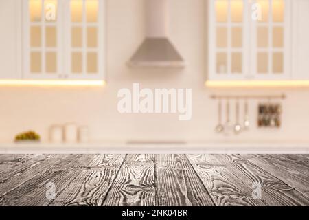 Table en bois vide et vue floue de l'intérieur élégant de la cuisine. Maquette pour le design Banque D'Images