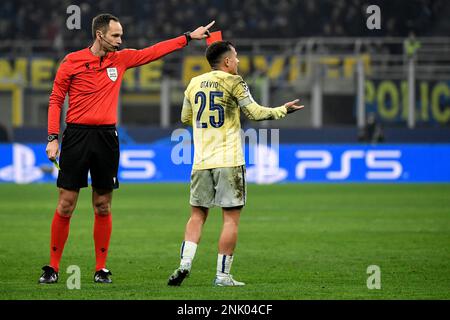 L'arbitre Srdjan Jovanovic présente une carte rouge à Otavio Edmilson da Silva Monteiro du FC Porto lors du match de football de la Ligue des Champions entre le FC Inter Banque D'Images