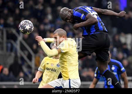 Kepler Laveran Lima Ferreira alias Pepe du FC Porto et Romelu Lukaku du FC Internazionale concourent pour le ballon pendant le match de football de la Ligue des champions Banque D'Images