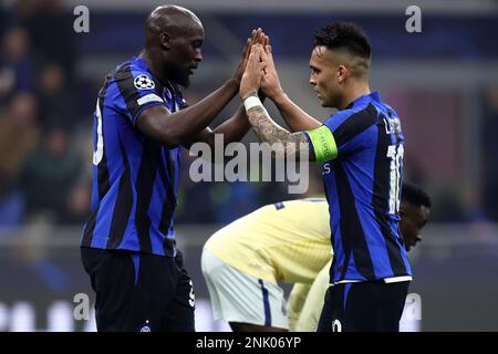 Romelu Lukaku et Lautaro Martinez du FC Internazionale fêtent après avoir remporté le tour de la Ligue des champions de l'UEFA de 16 première partie du match entre le FC Internazionale et le FC Porto au Stadio Giuseppe Meazza sur 22 février 2023 à Milan, en Italie . Banque D'Images