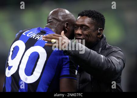 Romelu Lukaku du FC Internazionale parle avec l'ancien joueur Clarence Seedorf lors du tour de la Ligue des champions de l'UEFA de 16 première partie du match entre le FC Internazionale et le FC Porto au Stadio Giuseppe Meazza sur 22 février 2023 à Milan Italie . Banque D'Images