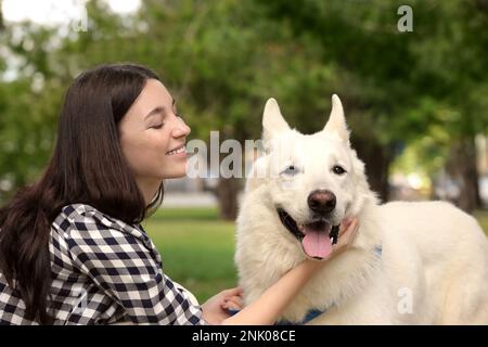 Adolescente avec son Berger blanc suisse dans le parc Banque D'Images