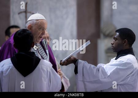 Rome, Italie, 22 février 2023. Le pape François mène la messe du mercredi des cendres dans l'église Santa Sabina. Photo par la piscine du Vatican/D.Ibanez - Ibanez/ Picciarella/ la piscine du Vatican/Alamy Live News Banque D'Images