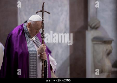 Rome, Italie, 22 février 2023. Le pape François mène la messe du mercredi des cendres dans l'église Santa Sabina. Photo par la piscine du Vatican/D.Ibanez - Ibanez/ Picciarella/ la piscine du Vatican/Alamy Live News Banque D'Images