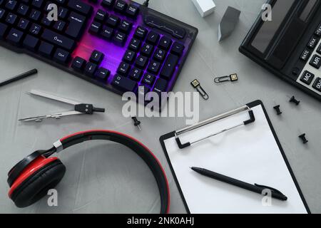 Composition de pose plate avec clavier RVB moderne sur table grise Banque D'Images