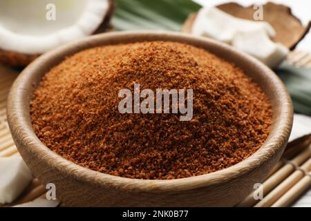 Sucre de noix de coco naturel dans un bol en bois, gros plan Banque D'Images