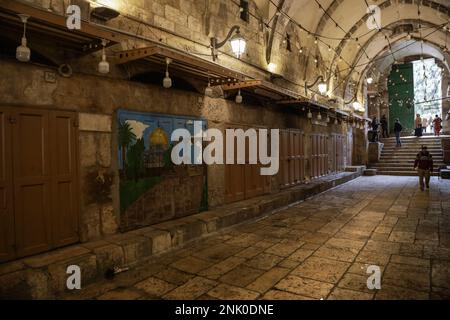 Jérusalem, Israël. 22nd févr. 2023. Les magasins sont fermés lors d'une grève générale dans la vieille ville de Jérusalem. Une grève générale a été organisée à Jérusalem-est occupée pour pleurer le meurtre de 11 Palestiniens dans un raid lancé hier par les forces israéliennes sur Naplouse. Les magasins de Jérusalem-est ont été fermés dans le cadre de la grève générale. Crédit : SOPA Images Limited/Alamy Live News Banque D'Images