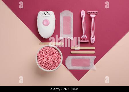 Jeu de produits d'épilation sur fond de couleur, couché à plat Banque D'Images