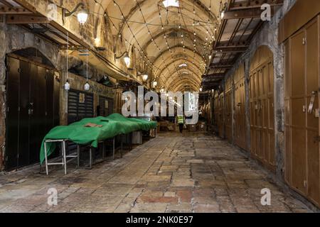 Jérusalem, Israël. 22nd févr. 2023. Les magasins sont fermés lors d'une grève générale dans la vieille ville de Jérusalem. Une grève générale a été organisée à Jérusalem-est occupée pour pleurer le meurtre de 11 Palestiniens dans un raid lancé hier par les forces israéliennes sur Naplouse. Les magasins de Jérusalem-est ont été fermés dans le cadre de la grève générale. (Photo de Saeed QAQ/SOPA Images/Sipa USA) Credit: SIPA USA/Alay Live News Banque D'Images