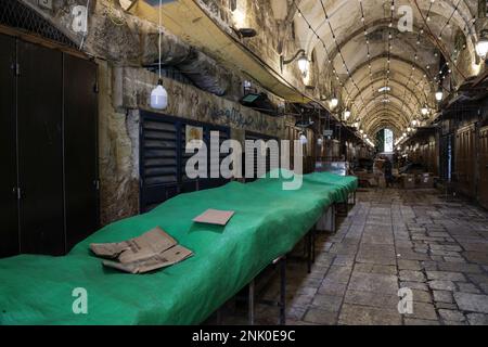 Jérusalem, Israël. 22nd févr. 2023. Les magasins sont fermés lors d'une grève générale dans la vieille ville de Jérusalem. Une grève générale a été organisée à Jérusalem-est occupée pour pleurer le meurtre de 11 Palestiniens dans un raid lancé hier par les forces israéliennes sur Naplouse. Les magasins de Jérusalem-est ont été fermés dans le cadre de la grève générale. (Photo de Saeed QAQ/SOPA Images/Sipa USA) Credit: SIPA USA/Alay Live News Banque D'Images