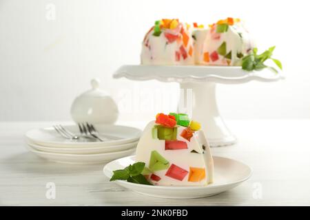 Délicieux dessert en gelée de verre brisée sur une table en bois blanc, espace pour le texte Banque D'Images