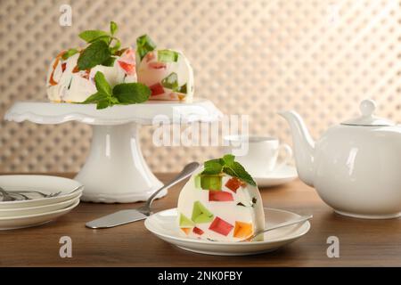 Délicieux dessert en gelée de verre brisée sur une table en bois Banque D'Images