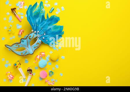 Composition Flat Lay avec éléments de carnaval sur fond jaune. Espace pour le texte Banque D'Images