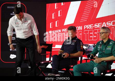 (De gauche à droite): Toto Wolff (GER) Mercedes AMG F1 actionnaire et directeur exécutif; Christian Horner (GBR) Directeur de l'équipe Red Bull Racing; et Mike Krack (lux) Aston Martin F1 Team, Directeur de l'équipe, à la Conférence de presse de la FIA. 23.02.2023. Test de formule 1, Sakhir, Bahreïn, premier jour. Le crédit photo doit être lu : images XPB/Press Association. Banque D'Images