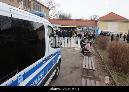 Erfurt, Allemagne. 23rd févr. 2023. Un véhicule de police se trouve dans la cour du Kommunale Gesamtschule am Schwemmbach lors de l'ouverture de la campagne de recrutement de la police thurinoise. Credit: Bodo Schackow/dpa/Alay Live News Banque D'Images