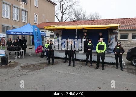 Erfurt, Allemagne. 23rd févr. 2023. Des policiers se tiennent dans la cour du Kommunale Gesamtschule am Schwemmbach lors de l'ouverture de la campagne de recrutement de la police de Thuringe. Credit: Bodo Schackow/dpa/Alay Live News Banque D'Images