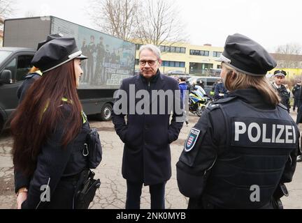 Erfurt, Allemagne. 23rd févr. 2023. Georg Maier (M), (SPD), ministre de l'intérieur de la Thuringe, s'entretient avec de jeunes officiers de police lors de l'ouverture de la campagne de recrutement de la police de Thuringe dans la cour du Kommunale Gesamtschule am Schwemmbach. Credit: Bodo Schackow/dpa/Alay Live News Banque D'Images