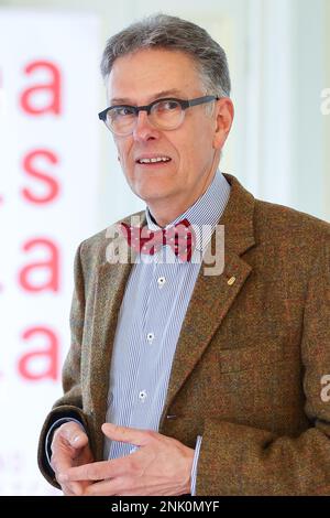 Leipzig, Allemagne. 23rd févr. 2023. Oliver Zille, Directeur de la Foire du livre de Leipzig, se tient après la conférence de presse du programme de la Foire du livre de Leipzig (27 à 30,4.2023) dans le Gohliser Schlösschen. Les points forts du programme et les points focaux du salon du livre de Leipzig, de Manga-Comic-con et du festival de lecture « Leipzig Reads » ont été présentés. Sous le nom de « mea ois wia mia » (plus que nous), le pays invité, l'Autriche, veut également faire une déclaration politique et littéraire. Credit: Jan Woitas/dpa/Alay Live News Banque D'Images