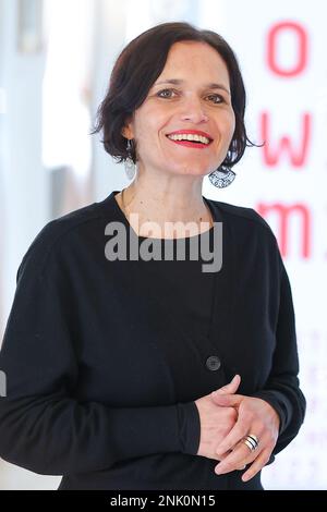 Leipzig, Allemagne. 23rd févr. 2023. Katja Gasser, directrice artistique du pays invité Autriche, suit la conférence de presse du programme de la Foire du livre de Leipzig (27 à 30,4.2023) dans le Gohliser Schlösschen. Les points forts du programme et les points focaux du salon du livre de Leipzig, de Manga-Comic-con et du festival de lecture « Leipzig Reads » ont été présentés. Sous le nom de « mea ois wia mia » (plus que nous), le pays invité, l'Autriche, veut également faire une déclaration politique et littéraire. Credit: Jan Woitas/dpa/Alay Live News Banque D'Images