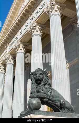 L'entrée du Congrès des députés avec le lion emblématique Banque D'Images