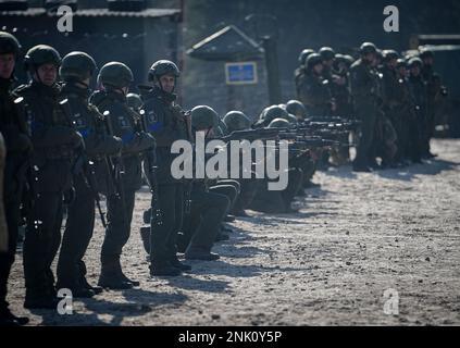 Kiew, Ukraine. 23rd févr. 2023. Les soldats de la Garde nationale ukrainienne sont formés pour le combat dans un terrain d'entraînement militaire à l'extérieur de la capitale. La formation dure environ six à huit semaines. Le 24 février 2023 marque le premier anniversaire de la guerre d'agression russe contre l'Ukraine. Credit: Kay Nietfeld/dpa/Alay Live News Banque D'Images