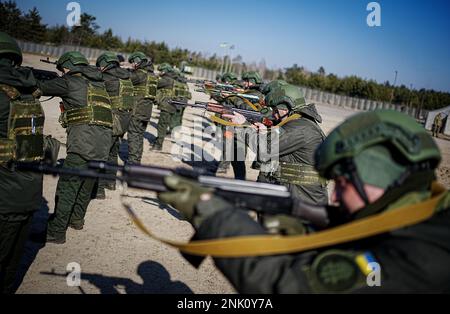 Kiew, Ukraine. 23rd févr. 2023. Les soldats de la Garde nationale ukrainienne sont formés pour le combat dans un terrain d'entraînement militaire à l'extérieur de la capitale. La formation dure environ six à huit semaines. Le 24 février 2023 marque le premier anniversaire de la guerre d'agression russe contre l'Ukraine. Credit: Kay Nietfeld/dpa/Alay Live News Banque D'Images