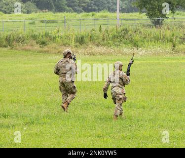 Deux défenseurs de l'escadron 88th des forces de sécurité patrouillent sur un terrain lors d'un exercice de tir actif le 10 août 2022 à la base aérienne Wright-Patterson, Ohio. L'exercice a été mené pour tester les compétences des premiers intervenants dans un scénario réel potentiel. Banque D'Images