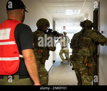 Des défenseurs de l'escadron 88th des forces de sécurité ont dégagé un couloir lors d'un exercice de tir actif, le 10 août 2022, à la base aérienne Wright-Patterson, Ohio. L'exercice a été mené pour tester les compétences des premiers intervenants dans un scénario réel potentiel. Banque D'Images