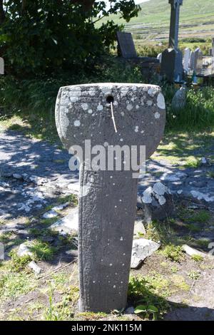 Ancien cadran solaire dans le cimetière de Kilmalkedar Church County Kerry EIRE Ireland Banque D'Images