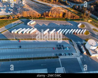 Vue aérienne des chariots stationnés dans le parking. Directement au-dessus, vue de drone. Couleurs d'automne Banque D'Images