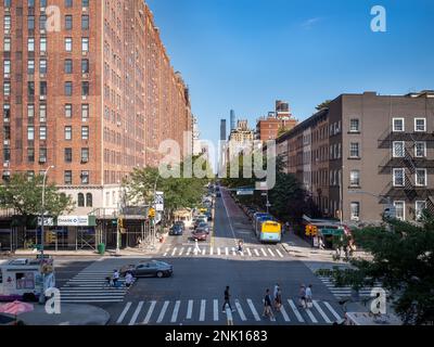 New York City, États-Unis - 20 août 2022: Intersection de la rue de Lower Manhattan vue du High Line Park. Pris un jour d'été ensoleillé Banque D'Images