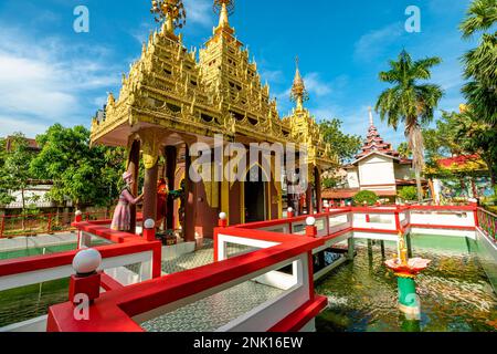 Dhammikarama Temple bouddhiste birman de George Town, île de Penang en Malaisie. Sanctuaires pour les visiteurs de rendre hommage à Bouddha dans le temple en paix Banque D'Images