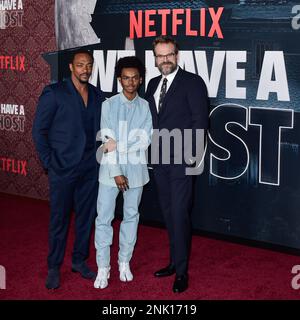 Hollywood, États-Unis. 22nd févr. 2023. HOLLYWOOD, LOS ANGELES, CALIFORNIE, États-Unis - FÉVRIER 22 : Anthony Mackie, Jahi Di'Allo Winston et David Harbour arrivent à la première de Los Angeles « We Har A Ghost » qui s'est tenue au Netflix Tudum Theatre sur 22 février 2023 à Hollywood, Los Angeles, Californie, États-Unis. ( Credit: Image Press Agency/Alamy Live News Banque D'Images