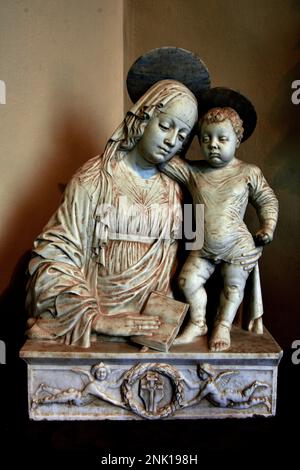 Madonna con il Bambino 1495 par Cristoforo Solari. Certosa di Pavia 1396–1495 Monastère et complexe en Lombardie, Pavia, Italie, Italien. (Ordre monastique, Carthusiens, fondé par St. Bruno, 1044 à Grande Chartreuse, Carthusiens connus pour leur isolement et leur ascétisme, l'apanité de leur architecture, l'architecture Certosa, le gothique, la Renaissance, le maniérisme, Baroque, ) Gian Galeazzo Visconti, a commandé le bâtiment à l'architecte Marco Solari, Banque D'Images