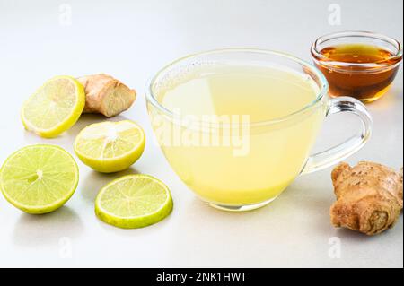 Servir du thé au miel de citron dans une tasse de verre Banque D'Images