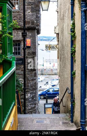 Voie étroite à Tenby, Pembrokeshire, pays de Galles, maisons, maisons, Vue sur la mer, vue sur le port, vie, vie, Tenby pays de Galles, Tenby Royaume-Uni, tenby, Banque D'Images