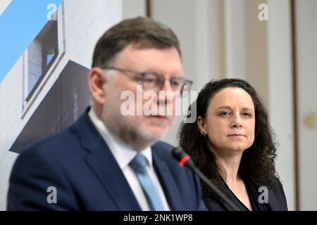 Le ministre tchèque des Finances, Zbynek Stanjura (ODS), à gauche, présente le nouveau directeur général des finances, Simona Hornochova, à Prague, en République tchèque, à 23 février 2023. (CTK photo/Katerina Sulova) Banque D'Images