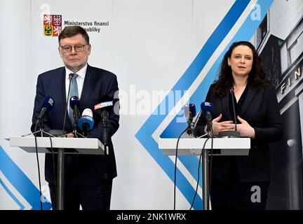 Le ministre tchèque des Finances, Zbynek Stanjura, à gauche (ODS), présente le nouveau chef de la Direction générale des finances, Simona Hornochova, à Prague, en République tchèque, à 23 février 2023. (CTK photo/Katerina Sulova) Banque D'Images