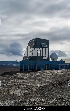 BASE AÉRIENNE DE THULE, Groenland – le radar d'alerte précoce amélioré observe le ciel au-dessus du pôle Nord depuis son point de vue « Top of the World » à la base aérienne de Thule, Groenland, le 10 août 2022. Exploité par le 12th Space Warning Squadron, une composante du Space Delta 4 - missile Warning, le système UEWR est un système de radar à deux côtés, à semi-conducteurs phasés, avec une couverture de 240 degrés, qui est exploité 24 heures par jour, 365 jours par année. 12 SWS fait partie du réseau intégré d'alerte tactique et d'évaluation des attaques, qui fournit un avertissement précoce des lancements de missiles balistiques aux autorités de commandement nationales via Banque D'Images